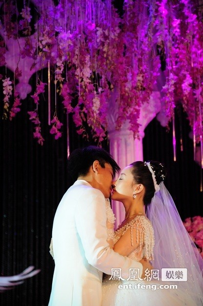 Một đám cưới được bày trí rất lãng mạn với hơn 1 vạn bông hoa